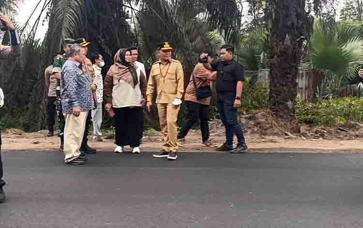 Tinjau Jalan HM Arsyad Sampit-Samuda, Gubernur Kalteng Soroti Angkutan Berat Lebihi Tonase