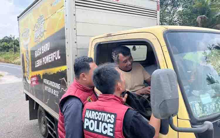 Antisipasi Masuknya Narkoba, Satresnarkoba Polres Seruyan Gelar Razia Kendaraan