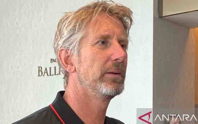 Van der Sar: Maarten Paes Harus Bersaing Sengit di Ajax