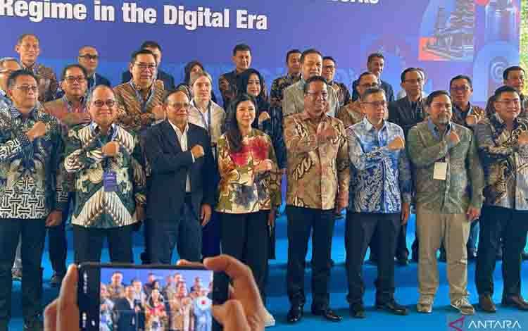 Menteri Hukum Supratman Andi Agtas (keempat kanan) bersama para delegasi ASEAN Forum on the Protection of Journalistic Works in the Copyright Regime in the Digital Era, di Kabupaten Badung, Bali, Sabtu (10/10/2026). (ANTARA/Agatha Olivia Victoria)