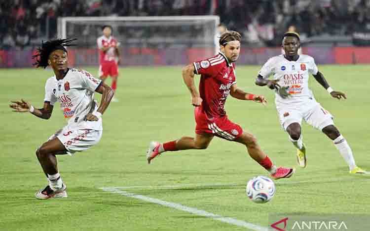 Pesepak bola Bali United Thijmen Goppel (tengah) berusaha melewati pesepak bola Persijap Jepara Najeeb Abu Yakubu (kiri) dan Yaya Sogodogo (kanan) pada pertandingan BRI Super League 2026-2027 di Stadion Kapten I Wayan Dipta, Gianyar, Bali, Sabtu (10/10/2026). Bali United mengalahkan Persijap Jepara dengan skor 6-1. ANTARA FOTO/Nyoman Hendra Wibowo/nym.