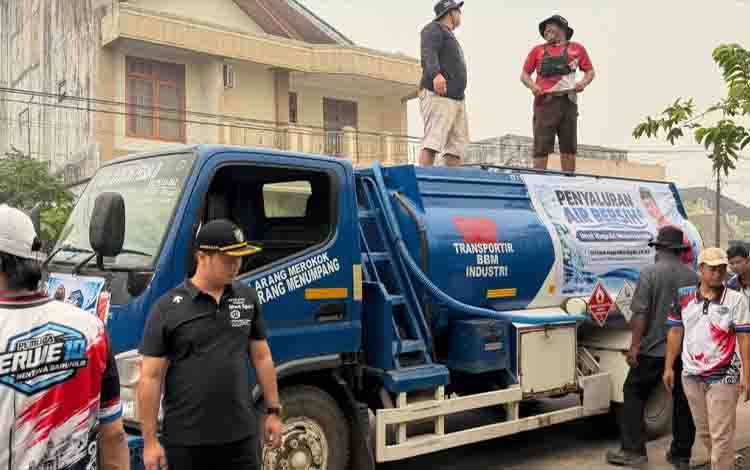 Ketua Komisi I DPRD Kotim Salurkan 12.400 Liter Air Bersih untuk Warga