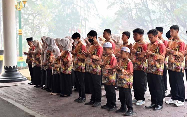 Bupati Kobar Lepas Kafilah FSQ XII Tingkat Kalteng 2026
