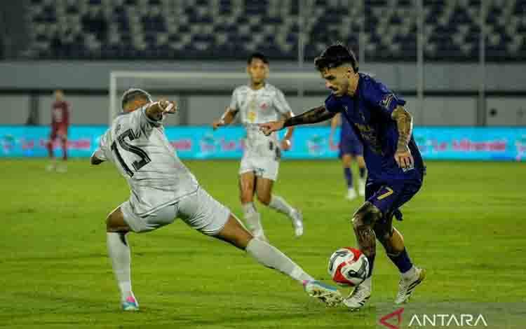 Arsip - Pesepak bola Persita Tangerang Rayco Rodriguez Medina (kanan) berebut bola dengan pesepak bola Madura United Giovani Jorim Herzon Dacosta Numberi (kiri) pada pertandingan BRI Super League 2025/2026 di Stadion Indomilk Arena, Kabupaten Tangerang, Banten, Sabtu (7/3/2026). ANTARA FOTO/Putra M. Akbar/nym.