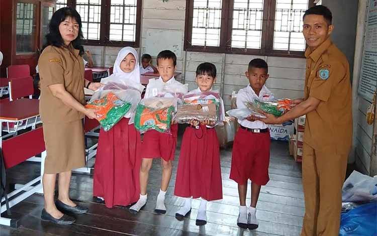 Seragam Sekolah Gratis Bantu Ringankan Beban Orang Tua Siswa di Lamandau