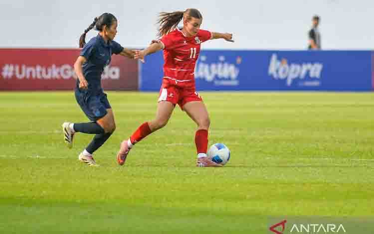 Pesepak bola timnas putri Indonesia Isabelle Nottet (kanan) berebut bola dengan pesepak bola timnas putri Kamboja Yon Yoeurn (kiri) saat bertanding pada ajang Garuda Championship Series di Stadion Arcamanik, Bandung, Jawa Barat, Selasa (9/6/2026). ANTARA FOTO/Raisan Al Farisi/hma (ANTARA FOTO/RAISAN AL FARISI)