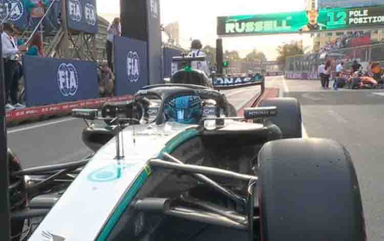 Arsip - Pembalap Mercedes George Russell meraih pole position pada sesi kualifikasi GP Azerbaijan di Sirkuit Baku, Jumat. (X/F1)