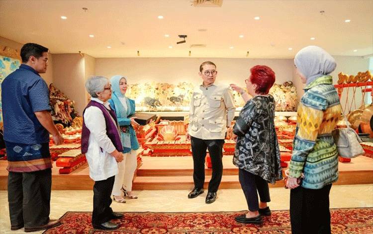 Menteri Kebudayaan Siapkan Strategi Ajukan Tenun Indonesia ke UNESCO