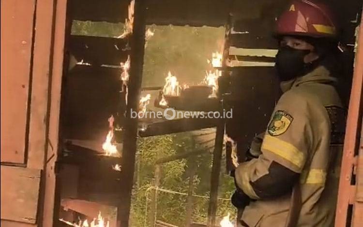 Sebuah Gudang Diduga Sengaja Dibakar di Palangka Raya