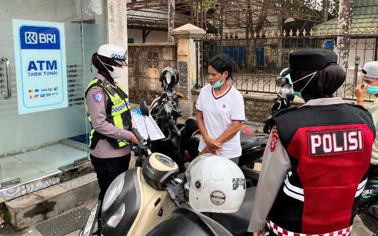 Polwan Polres Gunung Mas Bagikan Masker saat Patroli di Tengah Kabut Asap