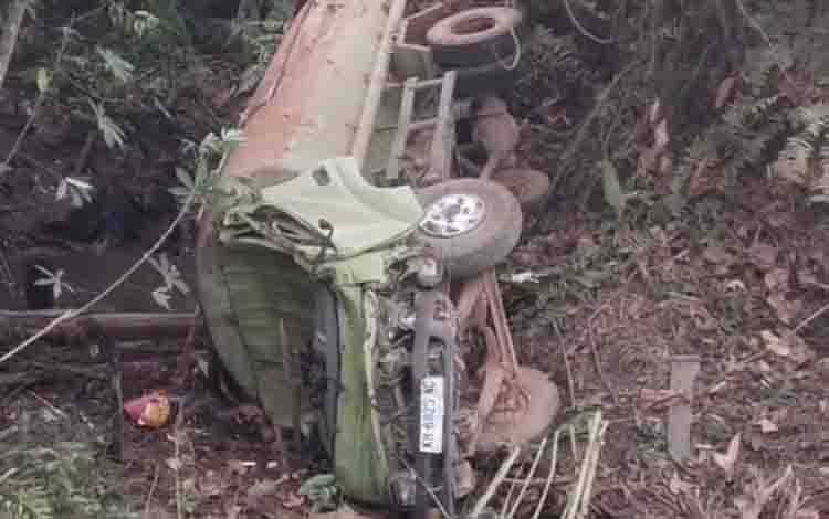 Truk CPO Terjun ke Jurang di Pelantaran