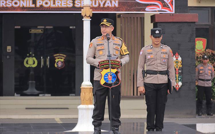 Kapolres Seruyan Beri Penghargaan kepada Personel Berprestasi