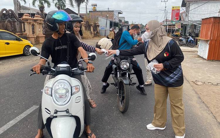 Bawaslu Seruyan Bagikan Masker kepada Warga
