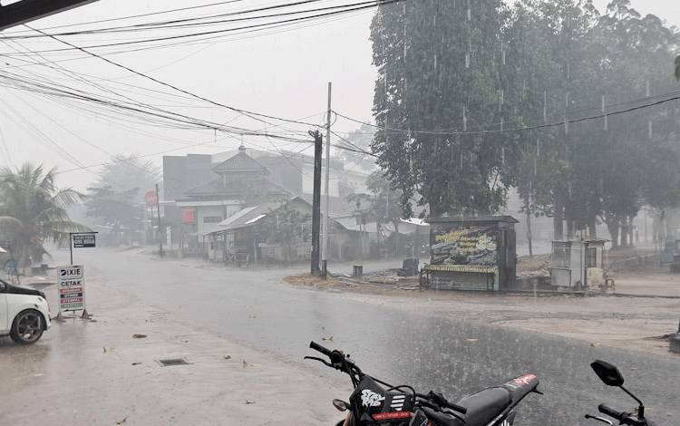 Hujan Deras Landa Pangkalan Bun, Warga Bersyukur dan Berharap Karhutla Segera Padam