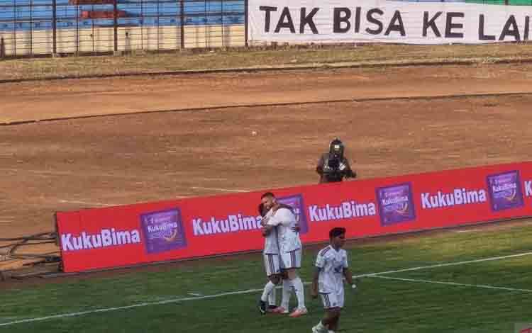 Selebrasi pemain PSM Makassar setelah mencetak gol dalam Pertandingan Super League 2026/2027 melawan PSIM Yogyakarta di Stadion Sultan Agung, Kabupaten Bantul, Daerah Istimewa Yogyakarta, Jumat (16/10/2026), yang berakhir dengan kemenangan PSM Makassar 2-1. ANTARA/Agung Dwi Prakoso