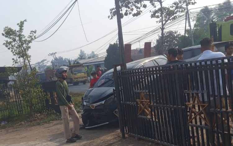 Toyota Calya Melebar ke Kanan, Tabrak Avanza di Trans Kalimantan Kapuas