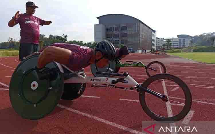 Jaenal dan Maria Bawa Bendera Indonesia di Pembukaan Asian Para Games