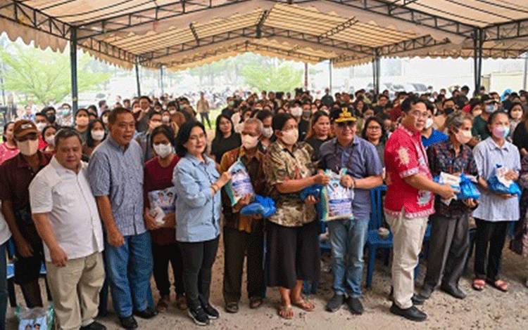 Pemprov Kalteng Salurkan 234 Paket Sembako Koster Gereja dan Guru Honorer