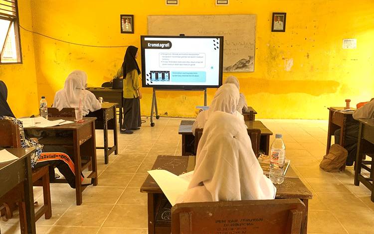 Tercover KHBS, Siswi SMKN 1 Hanau ini Terima Bantuan Seragam dan Sepatu