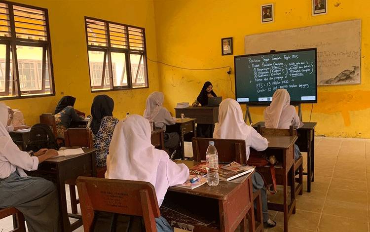Plt Kepala SMKN 1 Hanau Berharap Lilis Betah dan Raih Cita-cita