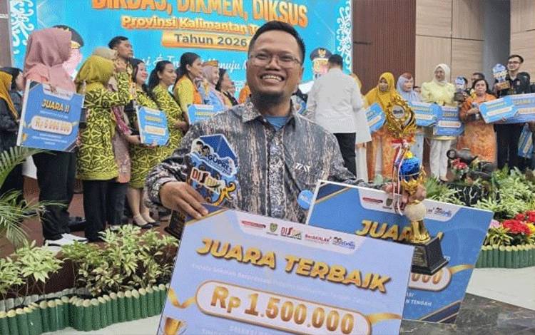 Muhammad Nurcholik Raih Penghargaan Kepala Sekolah Berprestasi Kalteng