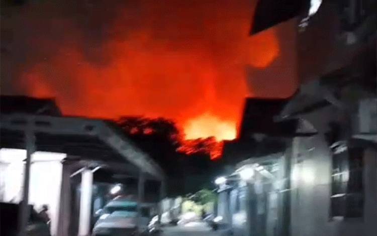 Kebakaran Melanda Kawasan Padat di Karang Mekar Banjarmasin, Gang Sempit Jadi Kendala