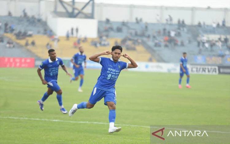 Pemain PSPS Pekanbaru merayakan gol ke gawang Persiku Kudus. ANTARA/Bayu Agustari Adha