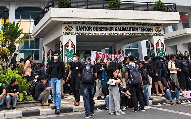 Aliansi Masyarakat Kalteng Gelar Aksi di Kantor Gubernur Desak Karhutla Ditetapkan sebagai Bencana Nasional