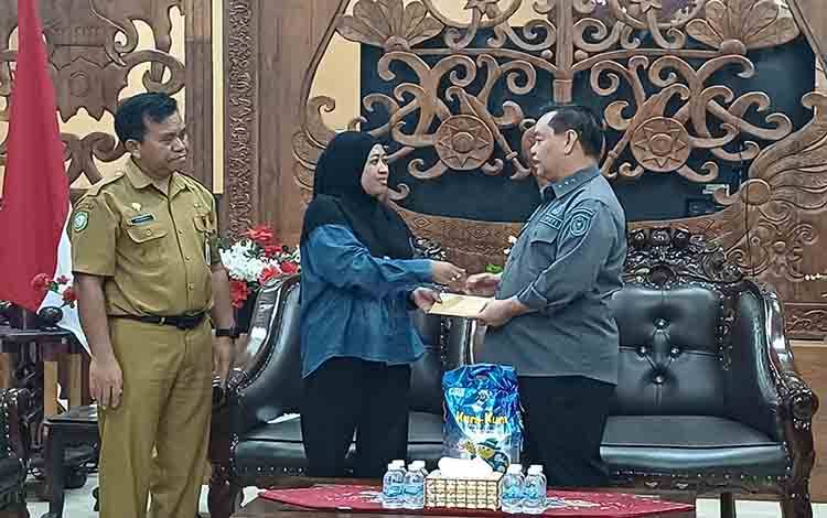 Bupati Kotim Beri Bantuan kepada Keluarga Relawan Karhutla yang Meninggal