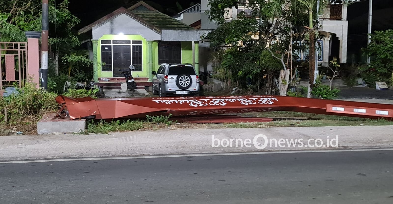 Tiang PJU Kapuas Bersinar Roboh Ditabrak Kendaraan Besar