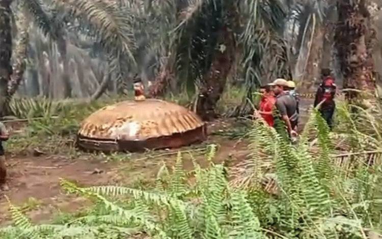 Benda Misterius Diduga Serpihan Roket Luar Angkasa China jadi Tontonan Warga di Areal PT Agro Bukit Kotim
