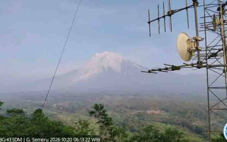 Gunung Semeru Erupsi dengan Semburkan Abu Putih Kelabu 200 Meter
