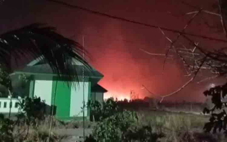 Karhutla Masuk Permukiman di Simpang Nungki Batola