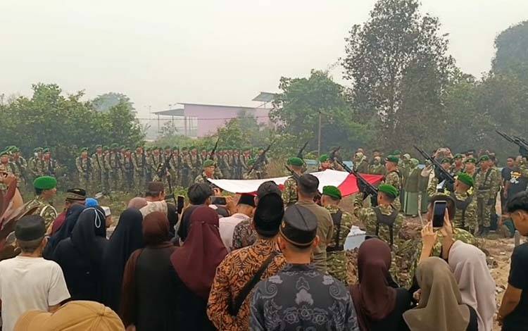 Gugur saat Bertugas di Papua, Pratu Sugiono Dimakamkan Secara Militer di Sampit