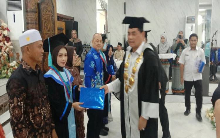 Bupati Dorong 84 Wisudawan Polimat Berkontribusi bagi Pembangunan Barito Utara