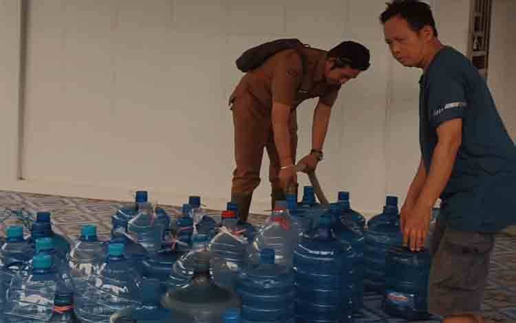 Ketersediaan Air Bersih Terbatas Dampak Kemarau, Kelurahan Mentawa Baru Hilir Distribusikan Air Bersih untuk Warga