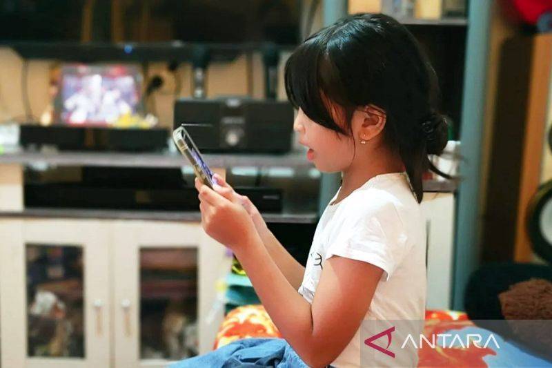 Psikolog Sarankan Orang Tua Bangun Koneksi sebelum Batasi Media Sosial Anak