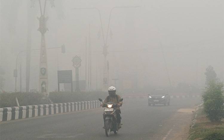 Kabut Asap Tebal di Sampit, Jarak Pandang Hanya 5 Meter hingga Bundaran Polres Tak Terlihat