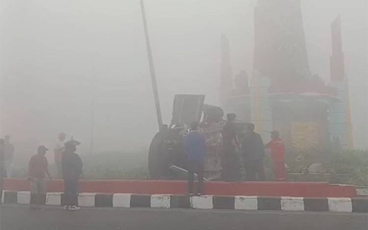 Jarak Pandang 5 Meter, Mobil Naik Trotoar dan Terbalik di Bundaran Polres Kotim