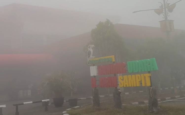 Penerbangan di Bandara H Asan Sampit Dibatalkan hingga 25 Oktober akibat Kabut Asap