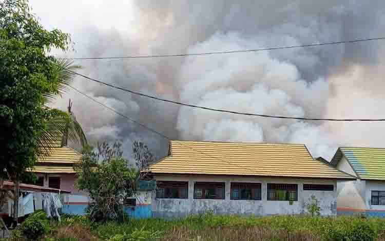 Karhutla Hebat Kepung SMAN 3 Kuala Kapuas, Relawan Kewalahan