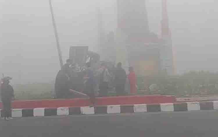 Kabut Asap Tebal dan Jarak Pandang Terbatas di Sampit Jadi Ancaman Masyarakat di Jalan Raya