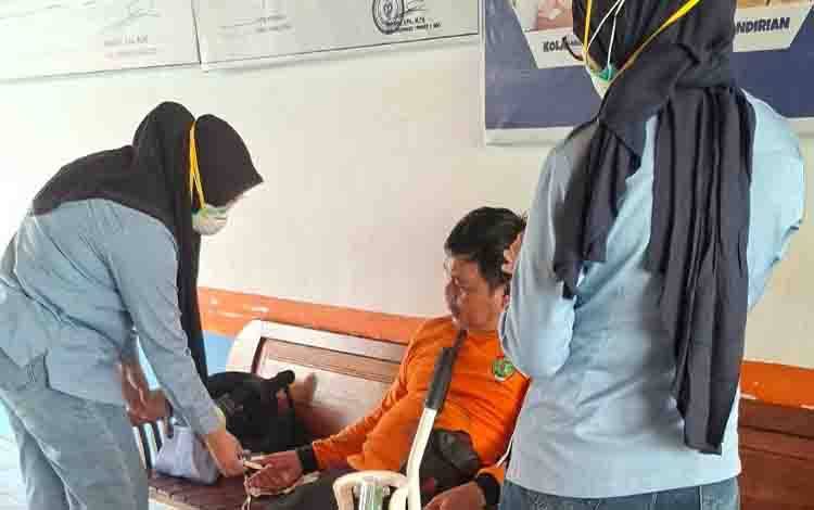 Sejumlah Relawan Alami Sesak Napas saat Tangani Karhutla di SMAN 3 Kapuas