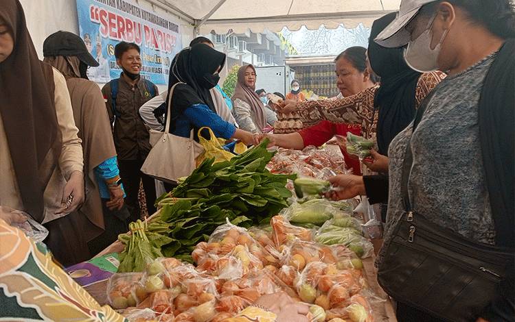 Telur, Cabai dan Sayuran Ludes Terjual di Pasar Murah Kobar