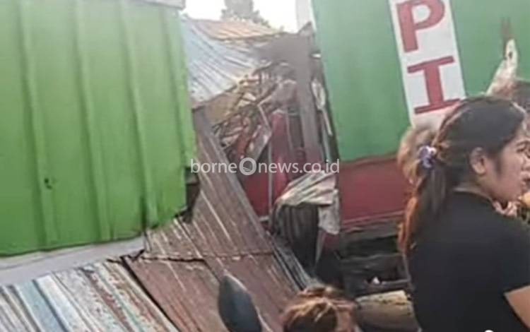 Truk Kontainer Tabrak Kios di Muara Selan Banjar, Dua Orang Luka
