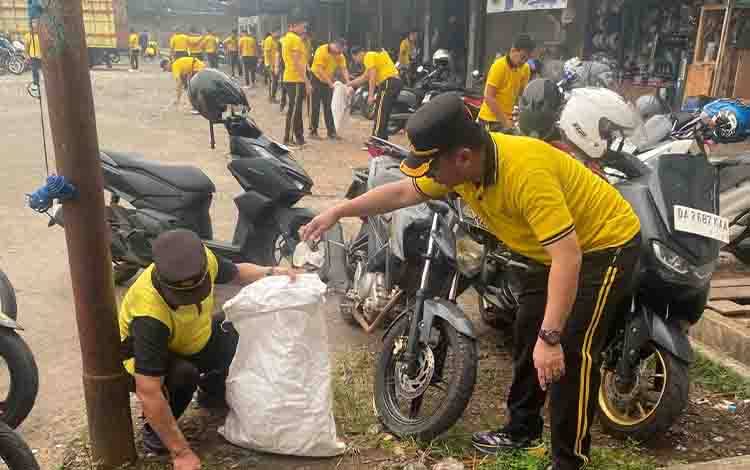 Polres Bartim Ajak Masyarakat Peduli Lingkungan Lewat Green Policing di Pasar