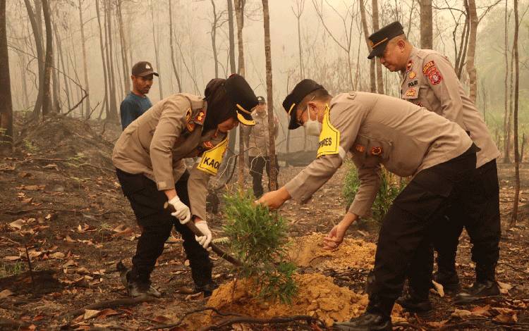 Kapolres Gumas Tanam 50 Bibit Pucuk Merah di Lahan Bekas Karhutla