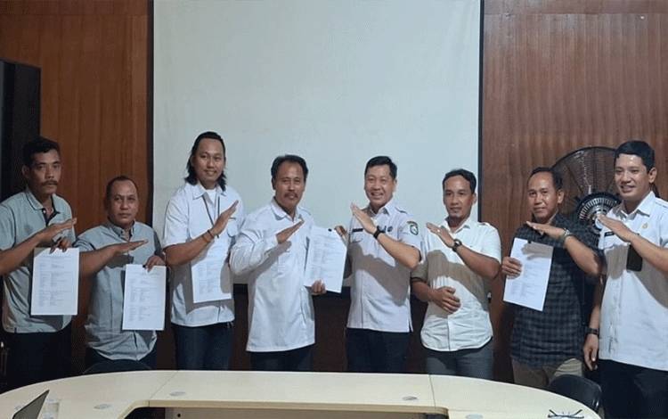 DPKP Kotim Serahkan STD-B kepada Desa Bukit Indah, Data Pekebun Sawit Swadaya Diperkuat