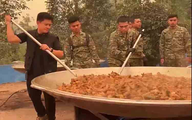 Bobon Santoso Sajikan 3.000 Porsi Makanan untuk Petugas dan Warga Terdampak Karhutla di Tumbang Nusa
