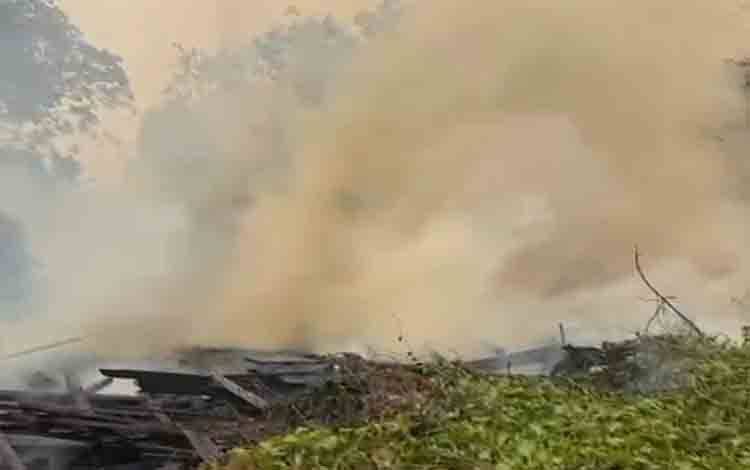 Karhutla di Belakang SMKN 3 Kapuas Bakar Bekas Bangunan Usang, Tidak Ada Rumah Warga yang Terbakar